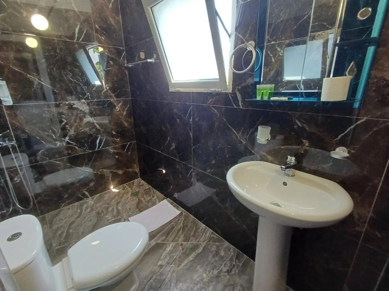 Velco Bb Himara Bed & Breakfast