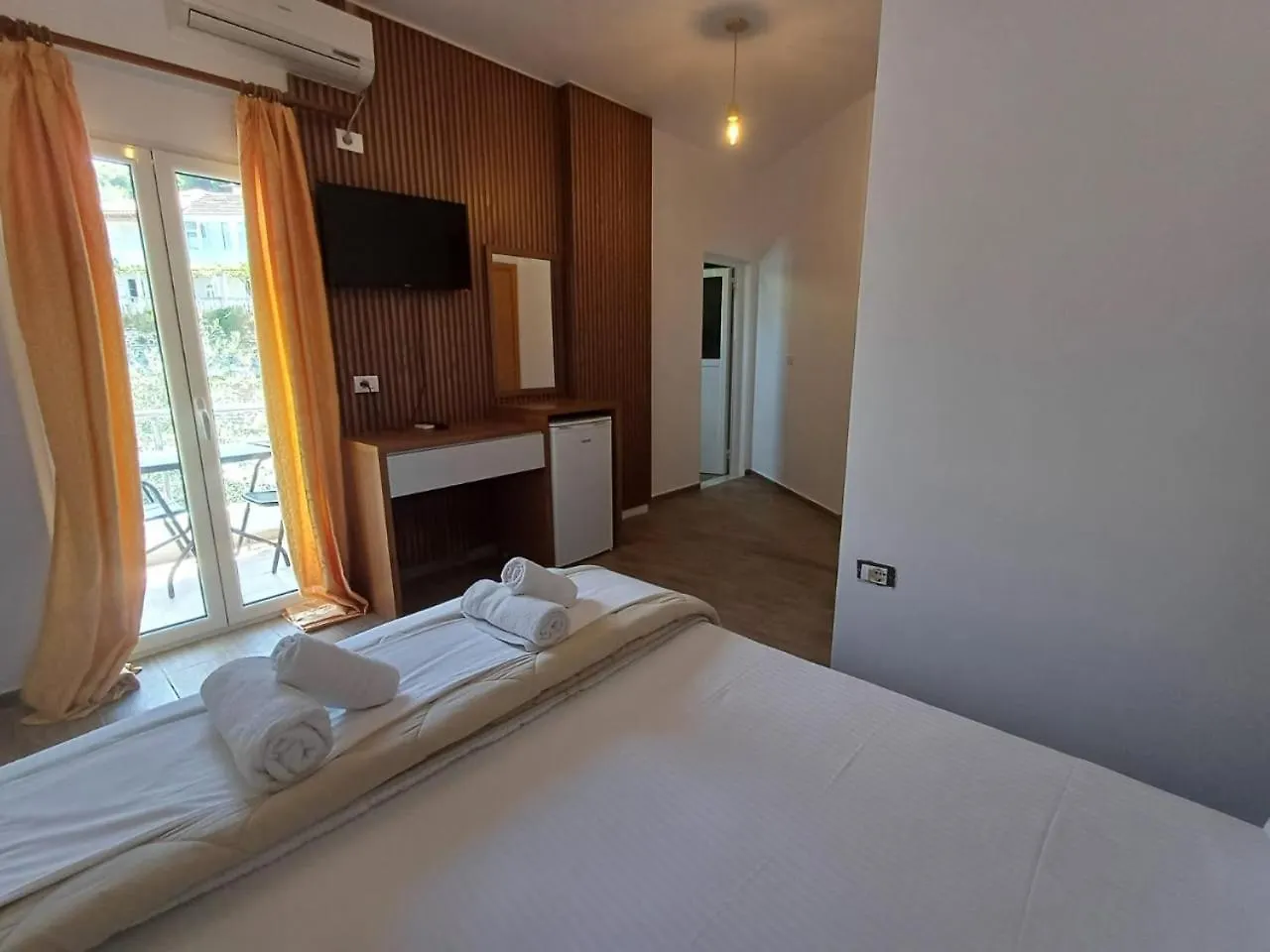Velco Bb Himara Bed & Breakfast  Himare